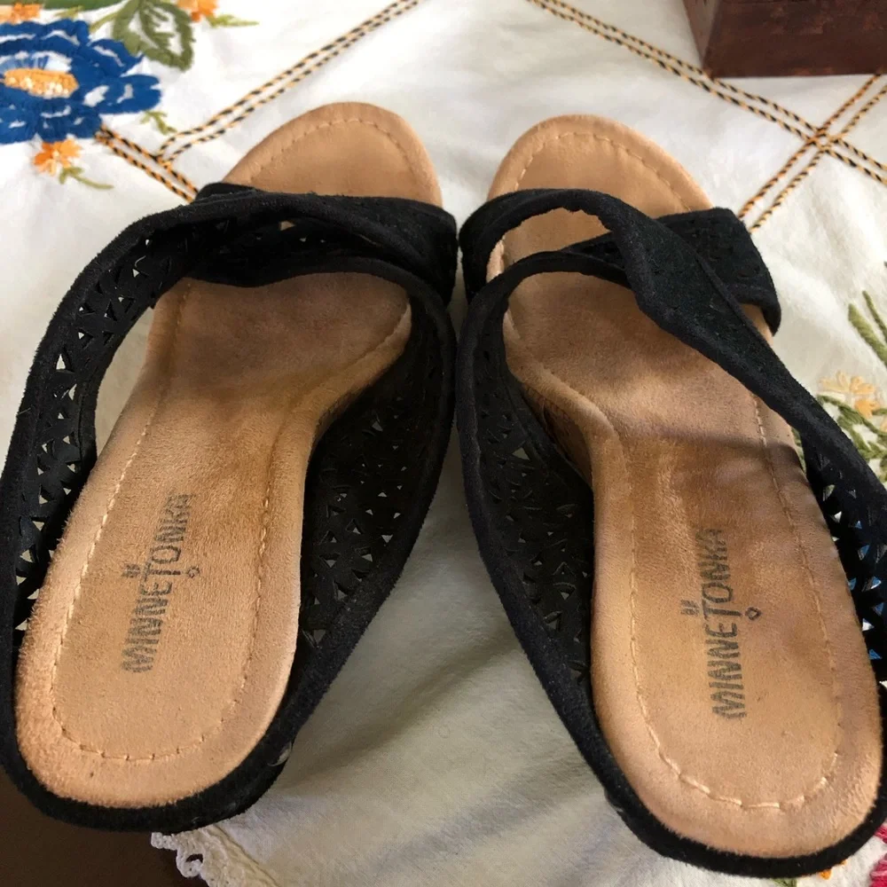 Minnetonka Lainey Suede Crisscross Comfort Platform Wedges in Black. Size 9